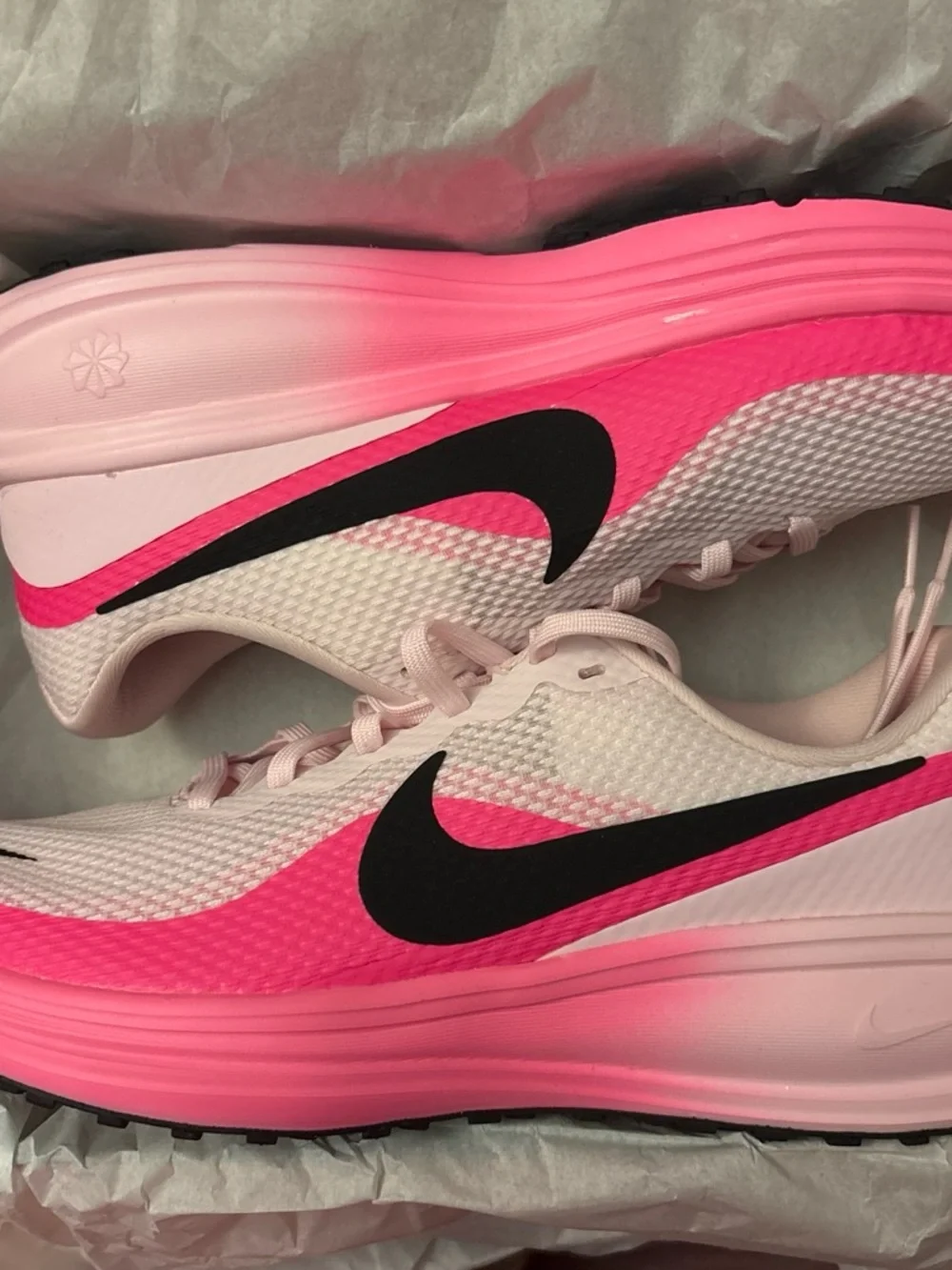 Nike Revolution 8 in pink foam/black-hyper pink U.S 9.5 - Picture 3 of 6